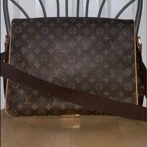 LOUIS VUTTON Monogram Canvas Abbesses Messenger Bg